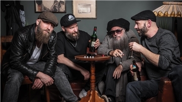 Bandfoto mit vier Musikern