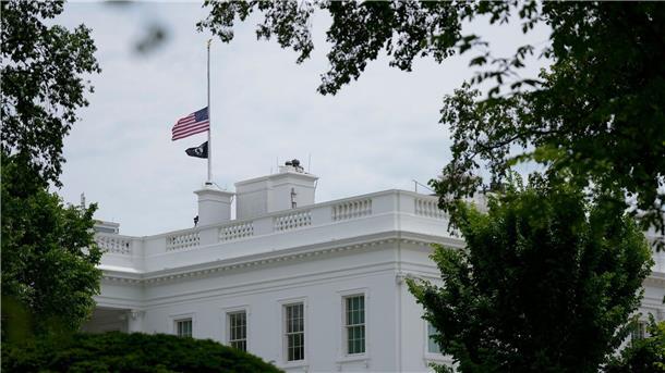 Die amerikanische Fahne weht auf dem Weißen Haus.