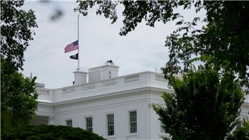 Die amerikanische Fahne weht auf dem Weißen Haus.