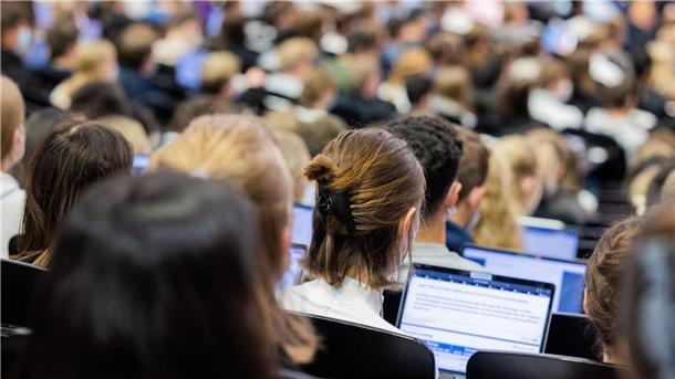 Entwurf: Keine höheren Bafög-Sätze - aber eine „Starthilfe“ Die Ampel-Koalition hatte zum Wintersemester 2022/23 den Bafög-Satz für Studentinnen und Studenten angehoben.