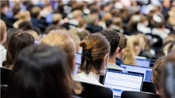 Die Ampel-Koalition hatte zum Wintersemester 2022/23 den Bafög-Satz für Studentinnen und Studenten angehoben.