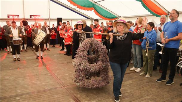 Einmarsch der Andelkrone beim Andelfest 2025 in Augustgroden