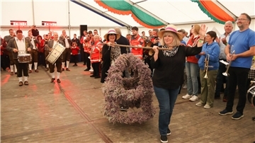 Einmarsch der Andelkrone beim Andelfest 2025 in Augustgroden