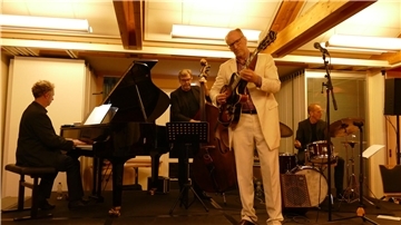 „Die andere Seite - Eine Jazz-Hommage an Udo Jürgens“: Unter diesem Titel stand das Konzert des Jörg Seidel-Quartetts im Bürgersaal des Loxstedter Rathauses. 