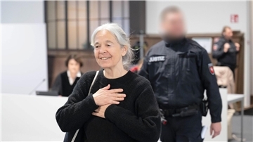 Die Angeklagte Daniela Klette reagiert zu Beginn des Verhandlungstages auf Unterstützer im Zuschauerbereich und Geburtstagslied. 