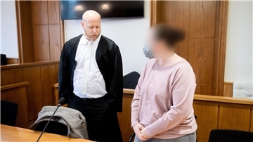 Die Angeklagte (r.) vor Prozessbeginn im Landgericht Oldenburg neben ihrem Anwalt.