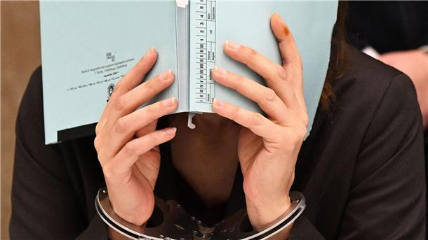Kinder betäubt und erstickt? Mutter schweigt vor Gericht Die Angeklagte wartet im Landgericht Mannheim auf den Prozessbeginn.