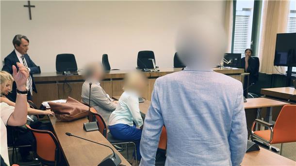 „Ein Schnipp“: Prozess um Sterilisation junger Männer Die angeklagten Eltern und der angeklagte Arzt im Oberlandesgericht München.