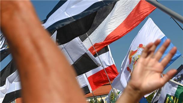 Die Angeklagten im Terrorprozess gegen die mutmaßliche „Reichsbürger“-Gruppe sollen ihre Umsturzpläne bereits in den Grundzügen ausgearbeitet haben (Symbolbild).