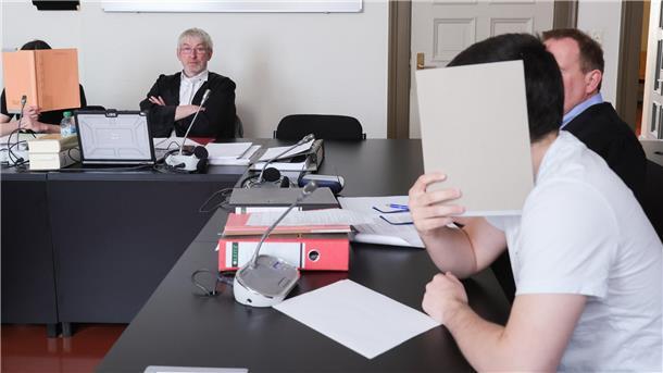 Junge IS-Anhänger aus Bremerhaven und Iserlohn wurden verurteilt. Sie verbergen in der Hauptverhandlung im Gerichtssaal ihre Gesichter hinter Aktenordnern.