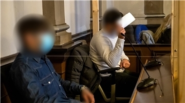 Die Angeklagten vor Prozessbeginn im Gerichtssaal. Sie sollen eine psychisch kranke 19-Jährige gegen eine Zahlung von 2000 Euro an zwei andere Personen verkauft haben.