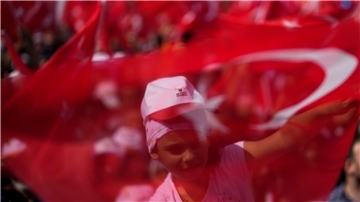 Die Anhänger des türkischen Präsidenten und Präsidentschaftskandidaten der Volksallianz Erdogan schwenken Nationalflaggen bei einer Wahlkampfveranstaltung.