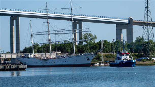 Die Ankunft der „Gorch Fock I“ in Stralsund. Bis Jahresende wird das 90 Jahre alte Schiff dort überarbeitet. Nach Wunsch des Fördervereins soll es auch danach noch weitergehen.