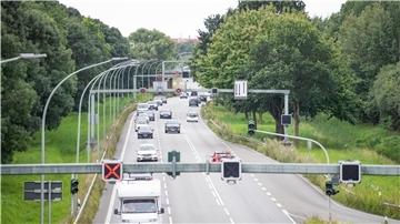 Die Anlage soll seit gut zehn Jahren den Verkehr in und aus der Stadt auf der Grimsbystraße regeln. Probleme machen von Beginn an die Markierungsleuchtknöpfe an der Brücke beim Arbeitsamt.