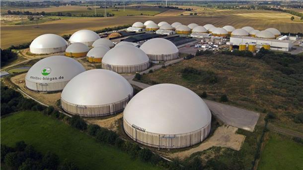 Mit Hühnerkot klimaneutral - Kraftstoff aus Bio-LNG-Anlage Die Anlage zur Produktion von Bio-LNG für Lkw-Kraftstoff wird offiziell in Betrieb genommen.