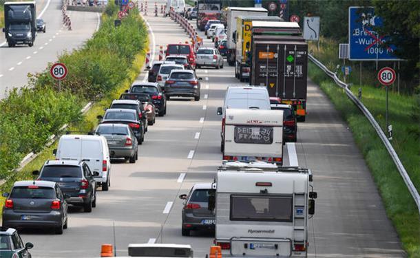 Deichbrand 2024: Das sind die schönsten Fotos vom Donnerstag Die Anreise zum Deichbrand hat auch dieses Jahr wieder für reichlich Stau auf der A27 und um Wanhöden herum gesorgt.