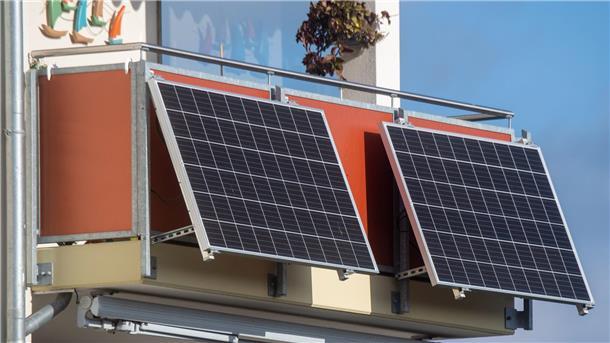 Die Anschaffung von Sonnenkollektoren auf dem Balkon, sogenannten Balkonkraftwerken, könnte bald vom Kreis Cuxhaven gefördert werden.