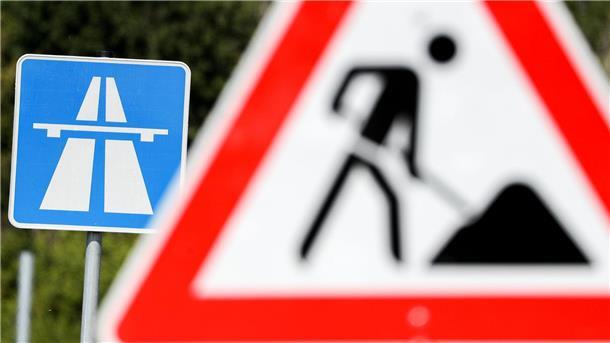 Bauarbeiten-Schild. Die Anschlussstelle Bockel wird Anfang September saniert. Autofahrer müssen während der Vollsperrung benachbarte Ausfahrten nutzen.