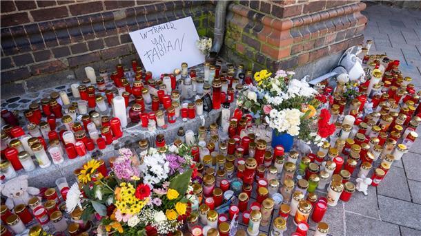 „Werden Fabi nicht vergessen“ - Gedenken bei Fußballspiel Die Anteilnahme an dem Tod des achtjährigen Fabian ist groß.
