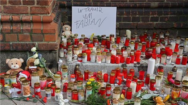 Vermisster Fabian ist tot - Erneute Spurensuche am Fundort Die Anteilnahme in Güstrow ist groß.