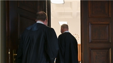 Die Anwälte Björn Seelbach (l) und Christian Kunath auf dem Weg in den Gerichtssaal.