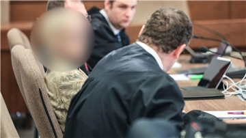 Die Apothekerin (l.) sitzt im Kölner Landgericht zwischen ihren Anwälten auf der Anklagebank.