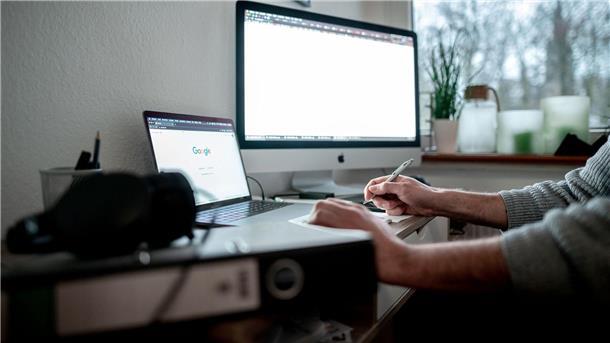 Die Arbeit im Homeoffice erleichtert es Beschäftigten, Beruf und Privatleben zu vereinbaren.