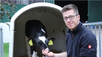 Die Arbeit mit den Tieren bereitet dem Landwirt-Azubi Kevin Trautmann die meiste Freude. Am liebsten versorgt er die Kälber.