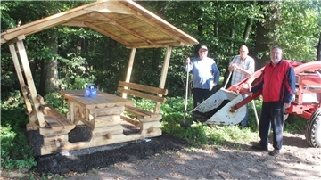 Die Arbeit zum Wohle der Mitbürger ist getan. Ortsbürgermeister Horst Schütte, Günter von Bargen und Rolf Schütte stellten in der Wehdeler und Altluneberger Feldmark drei überdachte Tisch-Bank-Kombinationen auf.