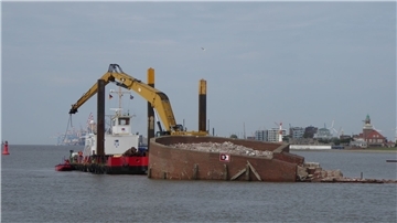 An der Nordmole in Bremerhaven wird gearbeitet. 