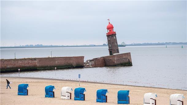 Der schief stehende Molenturm an der eingesackten Nordmole in Bremerhaven, aufgenommen im August 2022.