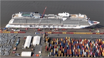 Die „Aroya“ liegt für den Umbau am Containerterminal.