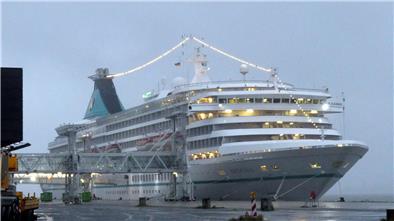 Kreuzfahrtschiff an einer Kaje. Die „Artania“ blieb wegen Sturmtief „Detlef“ das gesamte Wochenende über in Bremerhaven. Trotzdem erlebten die Passagiere an Bord ein abwechslungsreiches Gala-Programm mit Konzerten und Shows.