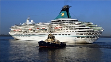 Die „Artania“ hat die nach Angaben der Reederei weltweit letzten acht Kreuzfahrttouristen in Bremerhaven an Land gebracht.