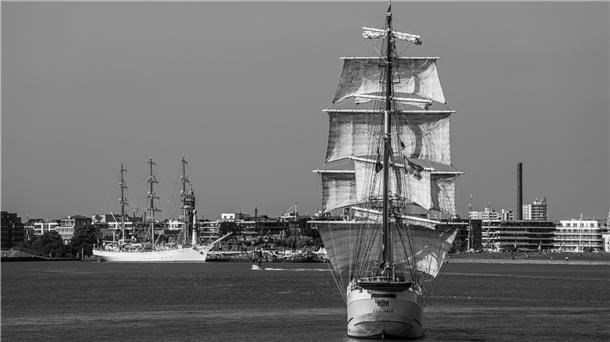 So magisch fotografieren unsere Influencer die Maritimen Tage Die „Artemis“ unter Segeln, im Hintergrund die „Dar Mlodziezy“. Ralph Wecks gelang dieses Foto von der Weserfähre.