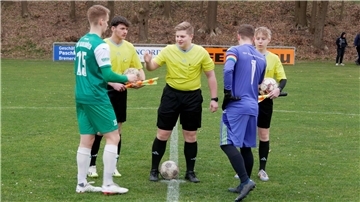 Die Assistenten Tetje Hausschild und Justin Sieling sowie Schiedsrichter Jonte Martens (Mitte) begrüßen die Kapitäne vom TSV Karlshöfen und TSV Bülstedt/ Vorwerk.