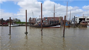 Die „Astarte“ schwimmt wieder. Im Moment liegt das Schiff noch im Hafen von Ditzum an der Ems. In der kommenden Woche wird noch der Ballast zur Stabilisierung in den Rumpf eingebaut.