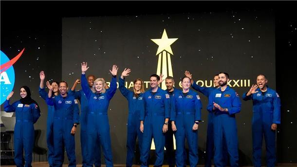 Die Astronauten der Nasa-Absolventengruppe XXIII winken der Menge zu, während sie bei der Abschlussfeier im Johnson Space Center in Houston vorgestellt werden.