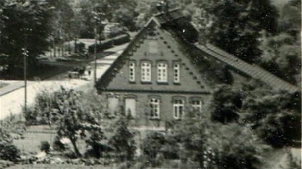 Die Aufnahme von 1938 zeigt das Haus an der Osterstader Straße 21 in Sandstedt. Die jüdische Familie Wolff errichtete das Gebäude 1862. Es diente mehreren Generationen als Wohnhaus, Schlachterei und Laden. Bestätigte Fotos von Hans Werner Wolff wurden bisher nicht gefunden. 