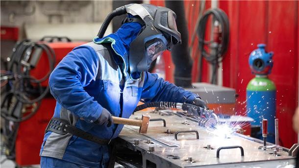 Auftragseingang in der deutschen Industrie gibt kräftig nach Die Auftragseingänge in der Industrie setzen ihren rückläufigen Trend fort, kommentiert das Bundeswirtschaftsministerium.