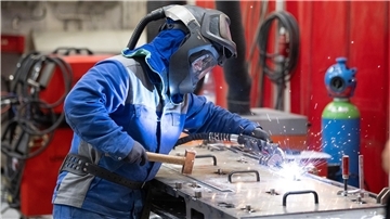Die Auftragseingänge in der Industrie setzen ihren rückläufigen Trend fort, kommentiert das Bundeswirtschaftsministerium.
