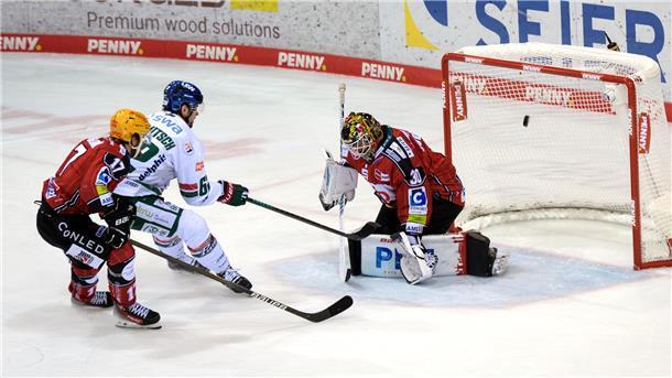 Ein Tor in einem Eishockey-Spiel. Die Augsburger treffen gegen die Fischtown Pinguins aus Bremerhaven.