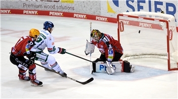 Ein Tor in einem Eishockey-Spiel. Die Augsburger treffen gegen die Fischtown Pinguins aus Bremerhaven.