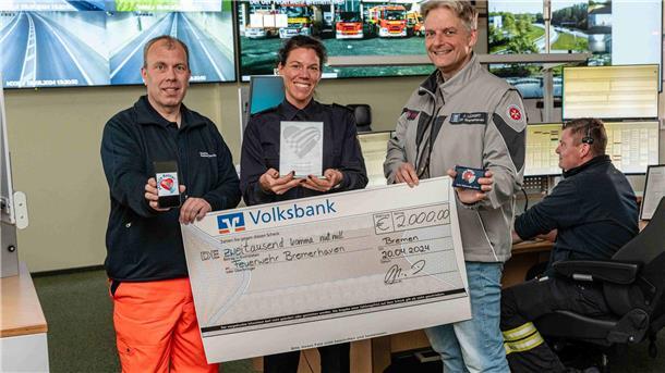 Die Ausbildung der Mobilen Retter in Bremerhaven übernehmen neben der Feuerwehr Johanniter-Unfall-Hilfe und Deutsches Rotes Kreuz. Über Scheck und Pokal des Bremer Herz Preises freuen sich (von links): Marcus Stührenberg (DRK), Tabea Schwandt (Feuerwehr) und Jan Lückert  (Johanniter-Unfall-Hilfe) in der Integrierten Regionalleitstelle Unterweser-Elbe. 