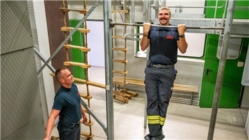 Bastian Hoffmann und Dennis Skowronek (links) zeigen den Beugehang.