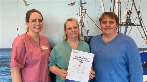 Die Ausbildungsverantwortlichen am Standort Wesermarsch freuen sich über die Auszeichnung. Von links: Praxisanleiterinnen Christina Böschen, Maike Stührenberg und Pflegedirektion Kathrin Nehls.
