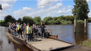 Die Ausflügler des Hesedorfer Heimatvereins überquerten auch die Oste bei ihrer Fahrradtour.