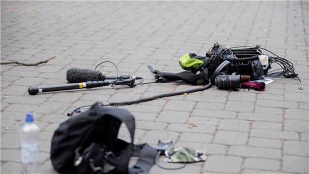 Urteil zu Angriff auf ZDF-Team in Berlin rechtskräftig Die Ausrüstung des Kamerateams nach dem Übergriff am 1. Mai 2020 zwischen Alexanderplatz und Hackescher Markt.