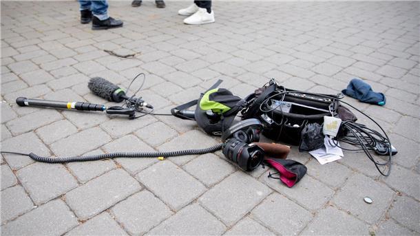 Rangliste der Pressefreiheit: Deutschland steigt erneut ab Die Ausrüstung eines Kamerateams liegt nach einem Übergriff zwischen Alexanderplatz und Hackescher Markt auf dem Boden.