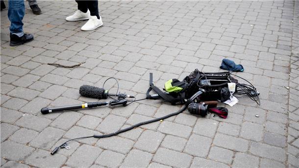 „Tag der Pressefreiheit“ - Lage weltweit verschlechtert Die Ausrüstung eines Kamerateams liegt nach einem Übergriff in Berlin auf dem Boden.